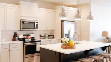 Condo, 2 Bedrooms | Private kitchen