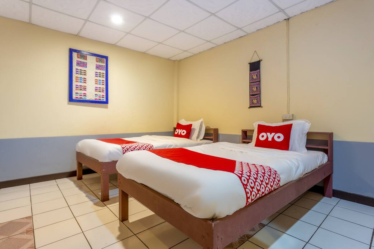 Escritorio, wifi gratis y ropa de cama