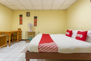 Habitación básica doble | Escritorio, wifi gratis y ropa de cama