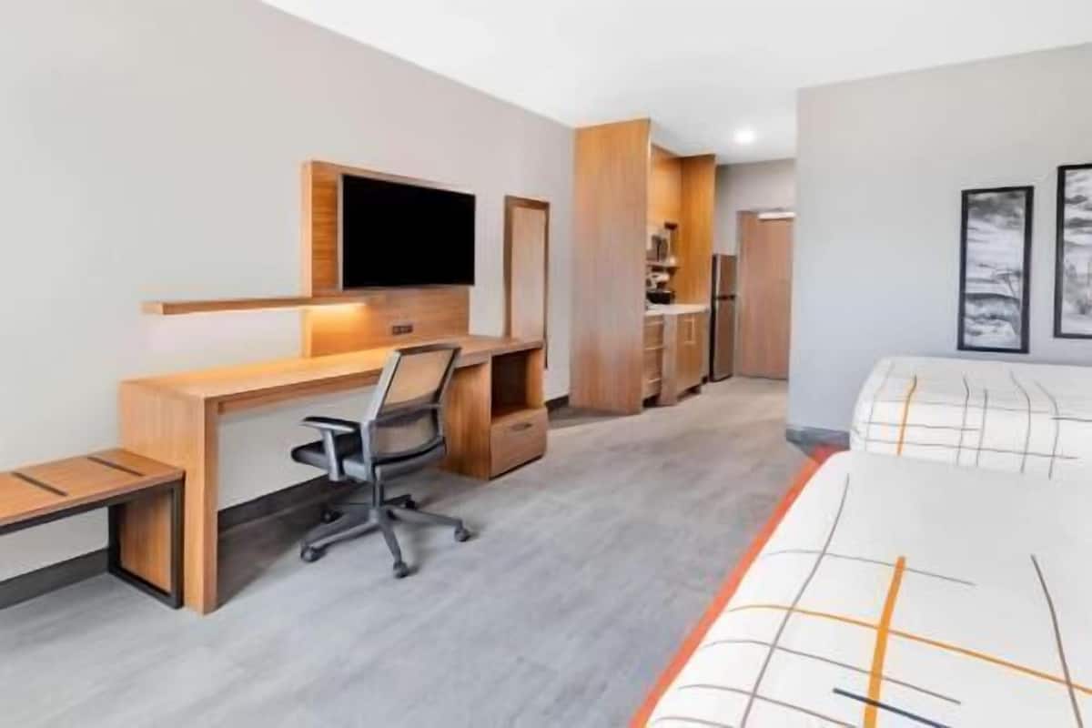 Desk, laptop workspace, iron/ironing board, free WiFi
