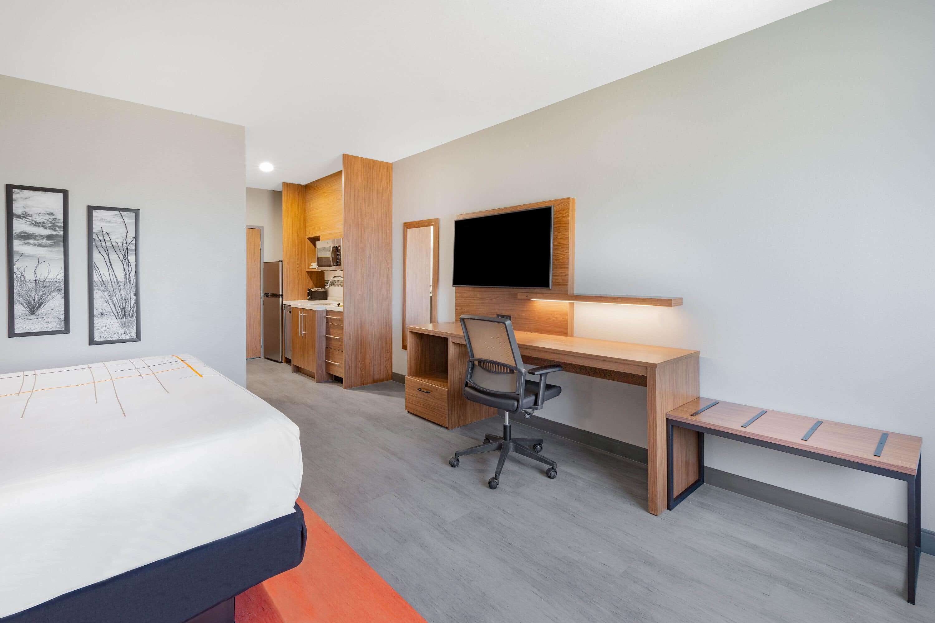 Desk, laptop workspace, iron/ironing board, free WiFi