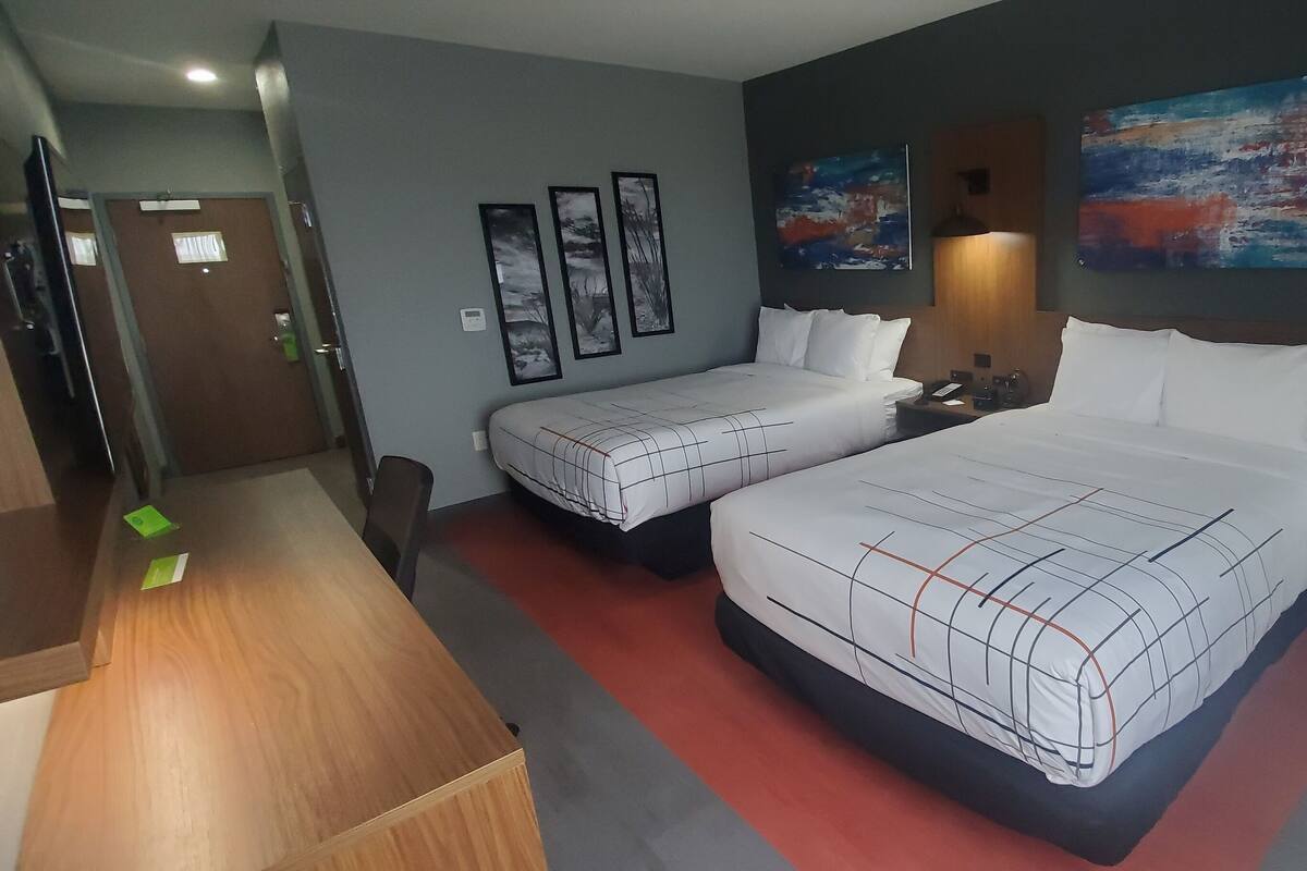 Kamer, 2 queensize bedden, niet-roken | Een bureau, een laptopwerkplek, een strijkplank/strijkijzer, gratis wifi