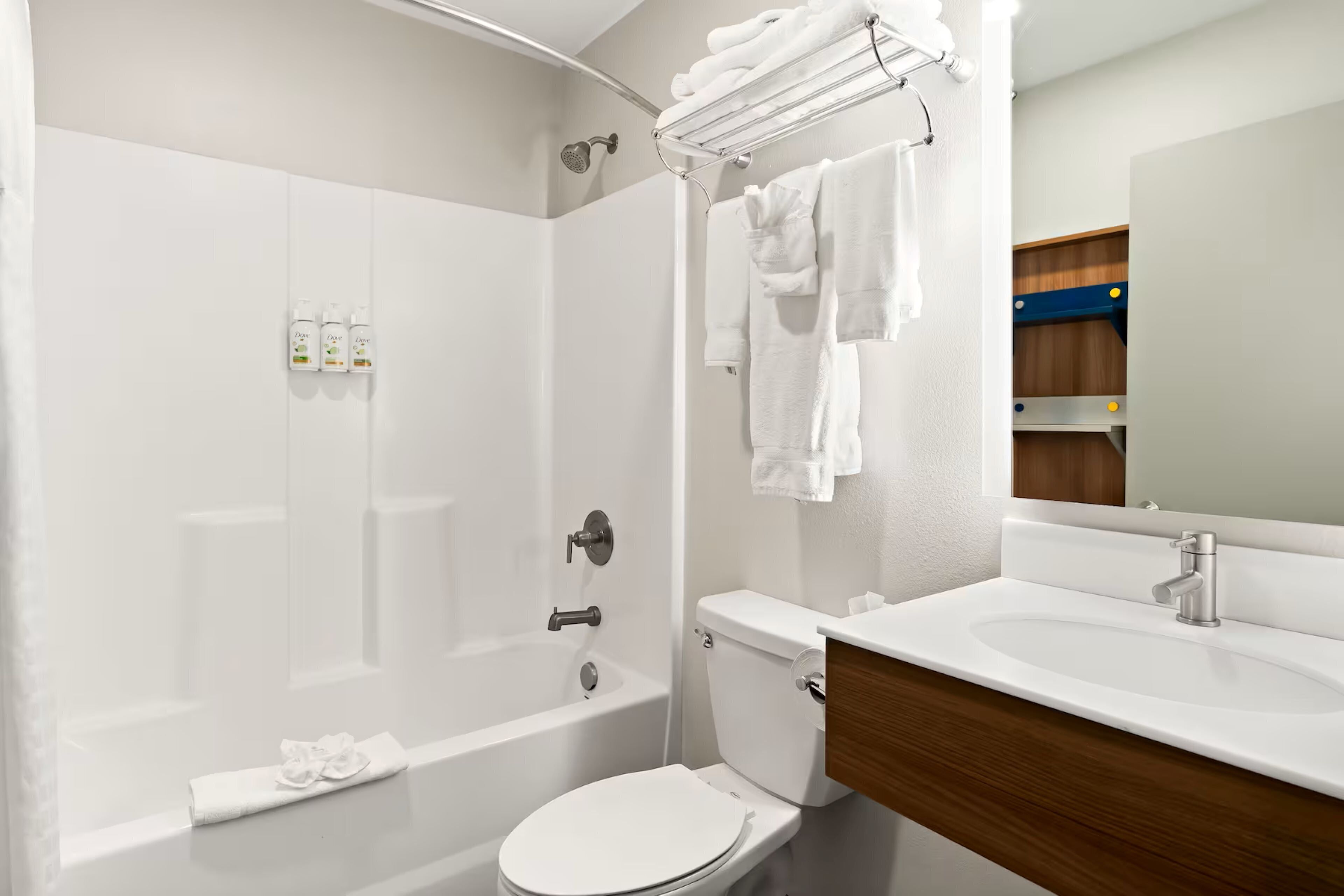 Une salle de bain moderne avec une baignoire, des toilettes et un lavabo.