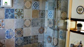 Baignoire, sĂšche-cheveux, serviettes fournies, papier toilette