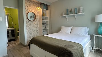 4 bedrooms, in-room safe, desk, iron/ironing board