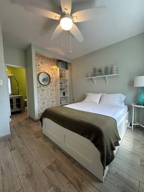 4 makuuhuonetta, tallelokero huoneessa, työpöytä, silitysrauta/-lauta