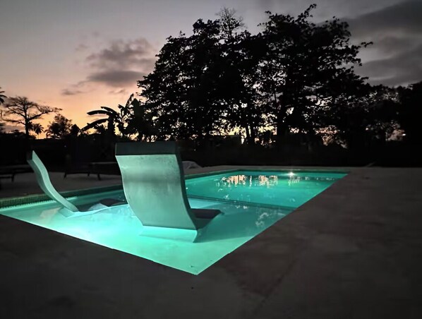 Una piscina al aire libre