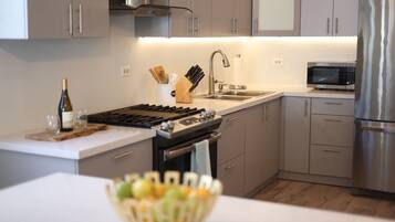 Køleskab, mikrobølgeovn, ovn, kogeplade