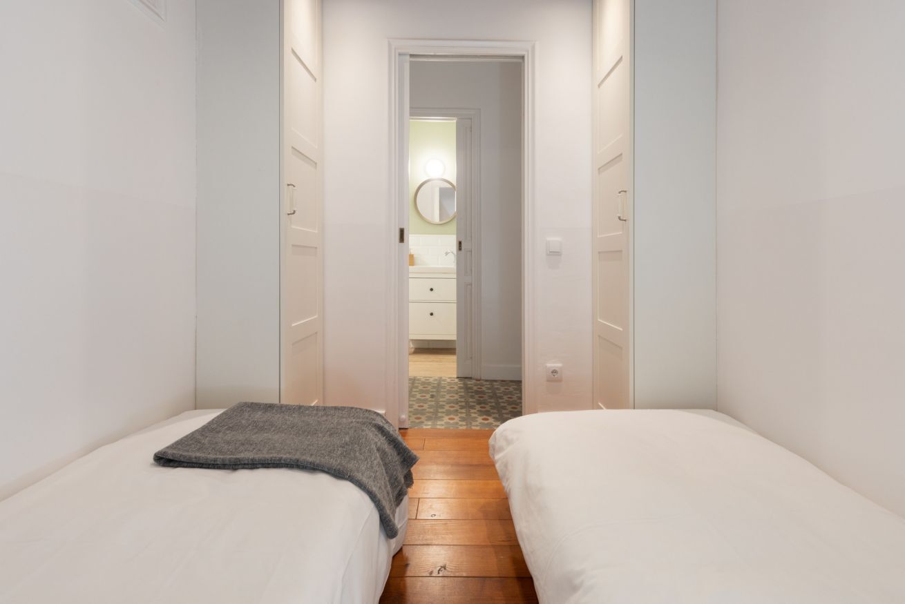 3 habitaciones y tabla de planchar con plancha 