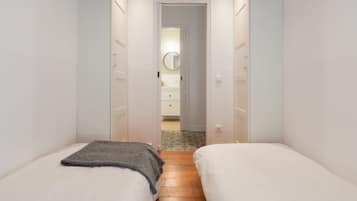 3 habitaciones y tabla de planchar con plancha