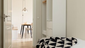 A bedroom with a bed, a wardrobe, a desk, and a chair. - Casa Cosi - Sants Barcelona (Barcelona)