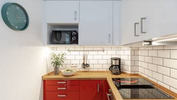 Een microgolfoven, een oven, een vaatwasser