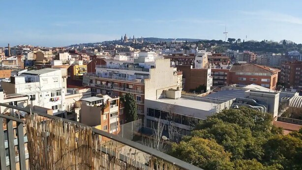 A cityscape with various buildings, including a prominent dome structure in the distance. - Casa Cosi - Sants Barcelona (Barcelona)
