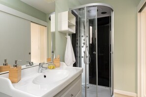 Shower, hair dryer, towels - Casa Cosi - Sants Barcelona (Barcelona)