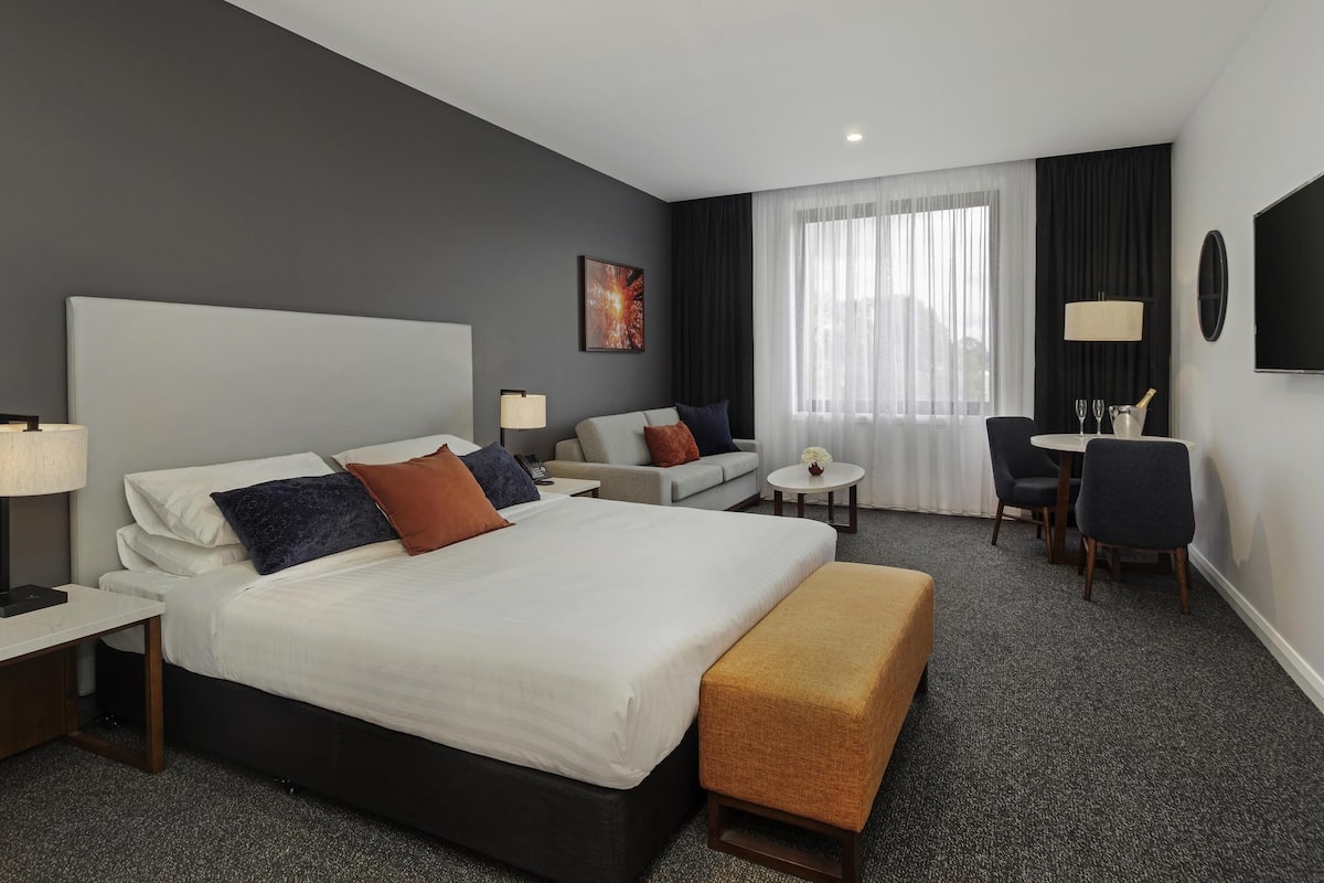 Standard Room, 1 King Bed | Premium bedding, in-room safe, individually decorated