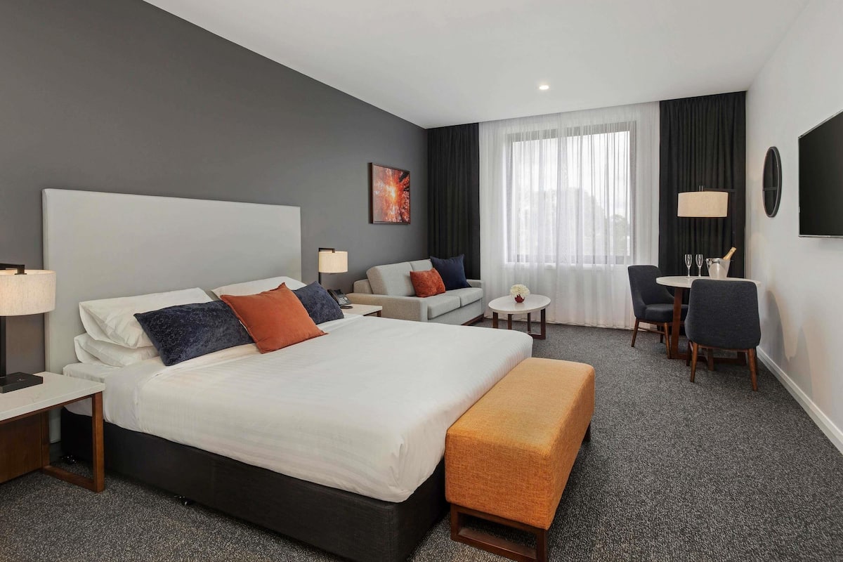 Standard Room, 1 Katil Raja (King) | Peralatan tempat tidur premium, peti besi dalam bilik