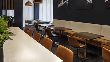 Desayuno continental todos los días (AUD 25.00 por persona)