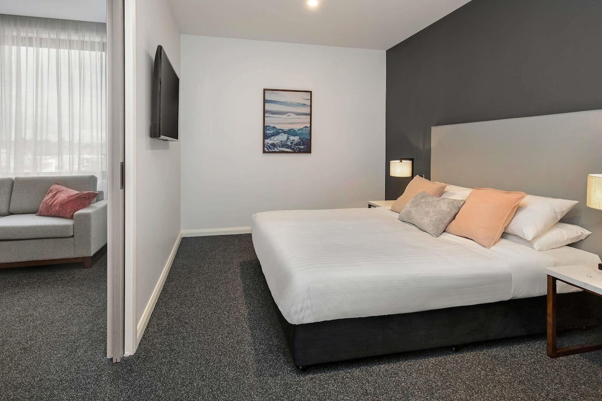 Superior Suite, 1 Katil Raja (King) dengan Katil Sofa | Peralatan tempat tidur premium, peti besi dalam bilik