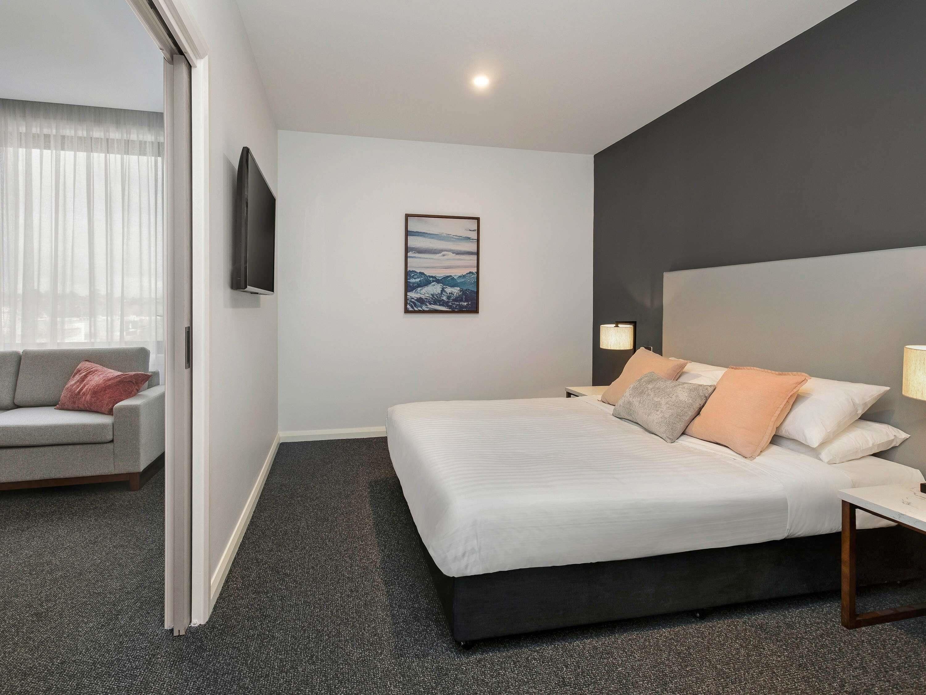 Superior-Suite, 1 King-Bett und Schlafsofa | Hochwertige Bettwaren, Zimmersafe, individuell dekoriert
