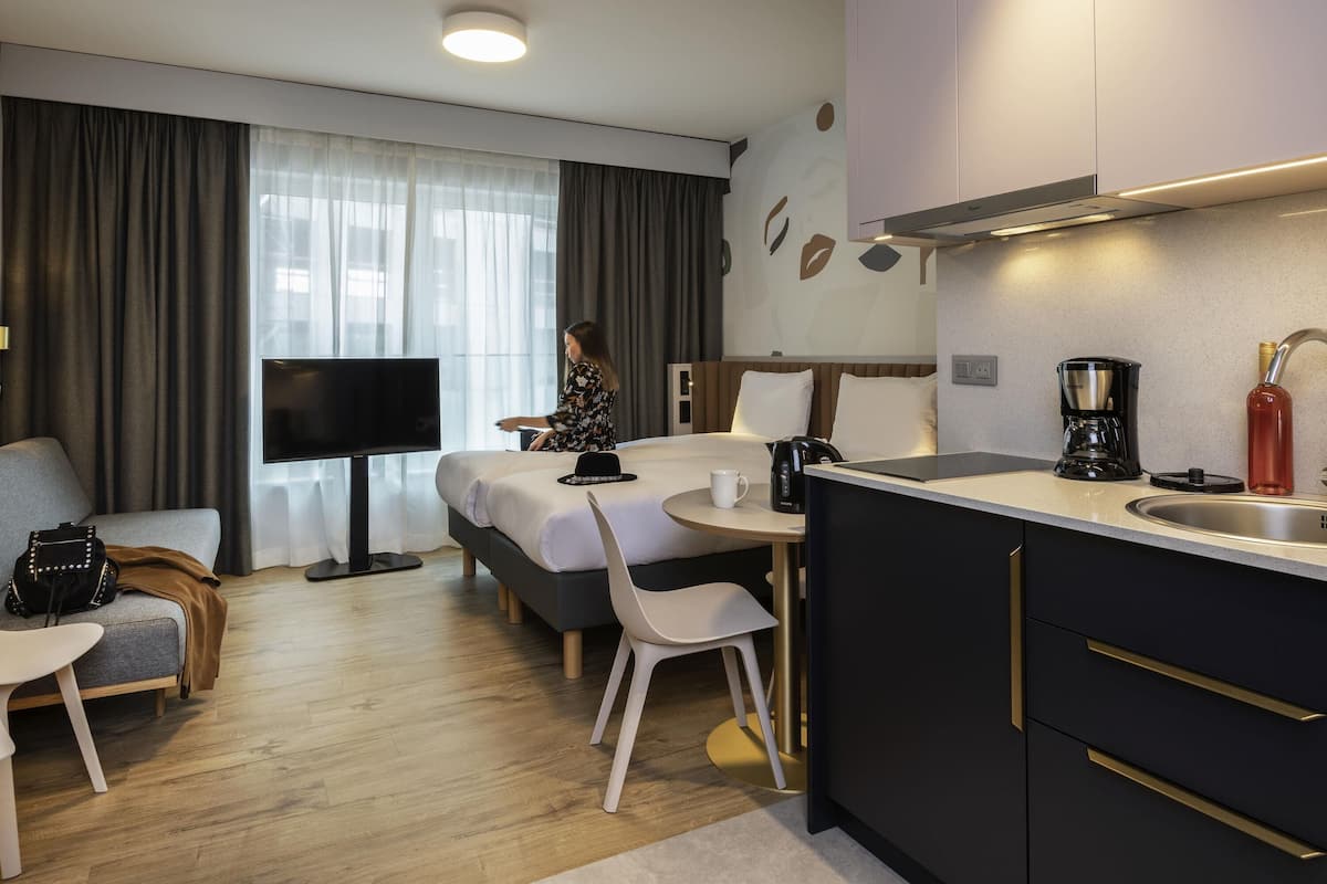 Ropa de cama hipoalergénica y caja de seguridad en la habitación
