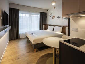 Ropa de cama hipoalergénica y caja de seguridad en la habitación 