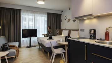 Studio (Elegant) | Hypo-allergenic bedding, in-room safe, desk, laptop workspace