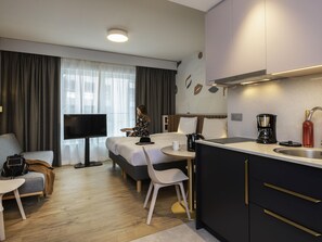 Studio (Elegant) | Hypo-allergenic bedding, in-room safe, desk, laptop workspace