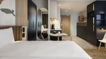 Studio (Elegant) | Hypo-allergenic bedding, in-room safe, desk, laptop workspace