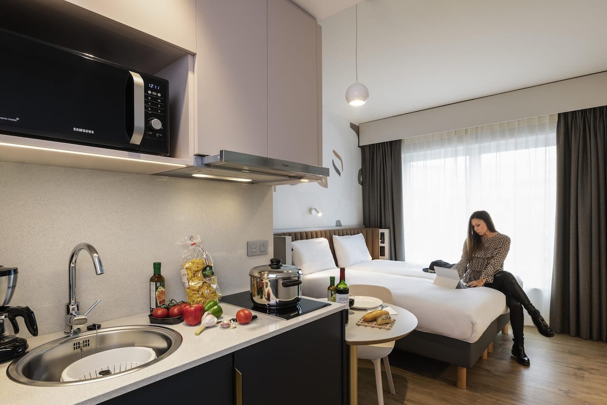 Studio, 1 Double Bed (Elegant) | Hypo-allergenic bedding, in-room safe, desk, laptop workspace