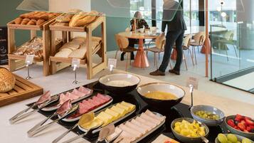 Petit déjeuner buffet servi tous les jours en supplément