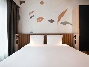 Studio, 1 Double Bed (Elegant) | Hypo-allergenic bedding, in-room safe, desk, laptop workspace