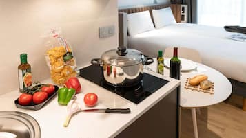 Studio (Elegant) | Hypo-allergenic bedding, in-room safe, desk, laptop workspace