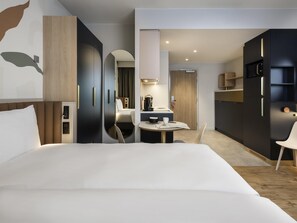 Ropa de cama hipoalergénica y caja de seguridad en la habitación 