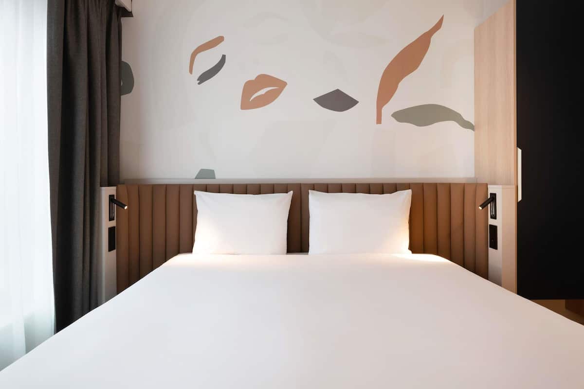 Studio, 1 Double Bed (Elegant) | Hypo-allergenic bedding, in-room safe, desk, laptop workspace