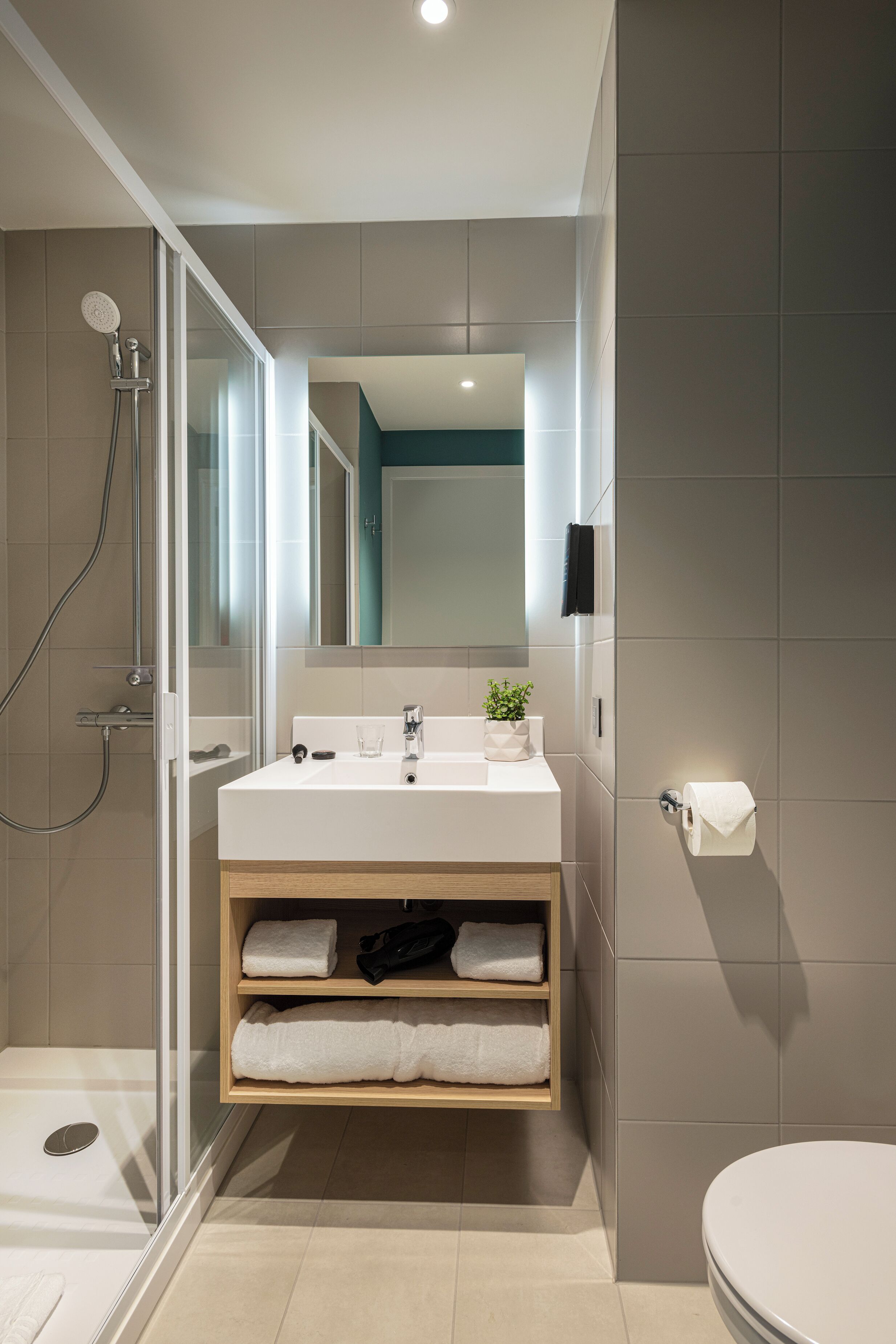 Dusj, regndusjhode, miljøvennlige toalettsaker og hårføner