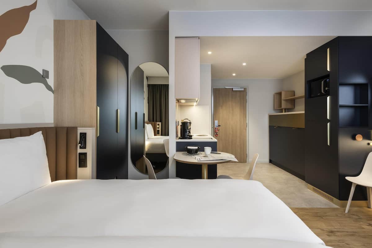 Monolocale (Elegant) | Biancheria da letto ipoallergenica, una cassaforte in camera