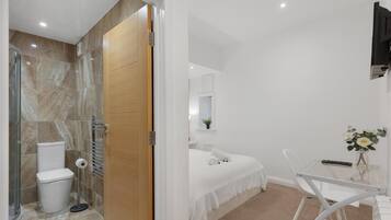 1 habitación, tabla de planchar con plancha, wifi y ropa de cama