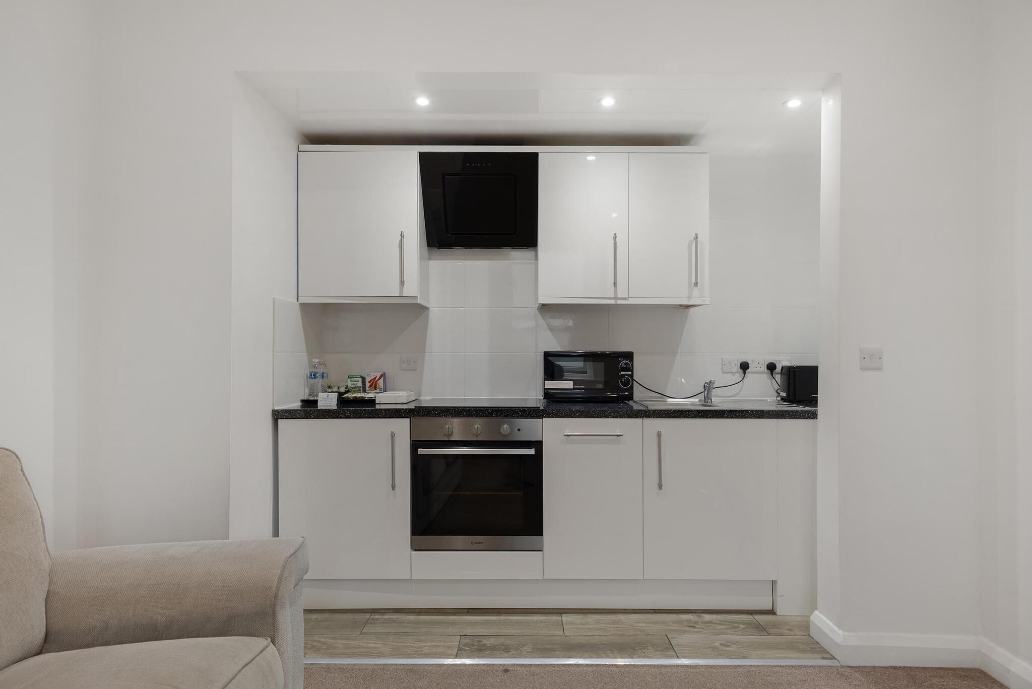 雪櫃、微波爐、焗爐、爐具