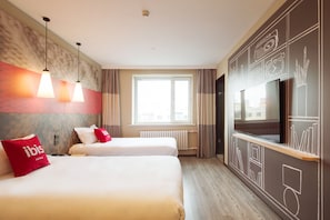 Basic tvåbäddsrum - 2 enkelsängar | Mörkläggningsgardiner, gratis wi-fi, sängkläder och rullstolsanpassning