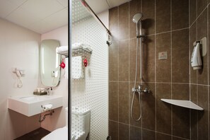 Basic-Doppelzimmer, 1 Doppelbett | Badezimmer | Dusche, Regendusche, kostenlose Toilettenartikel, Haartrockner