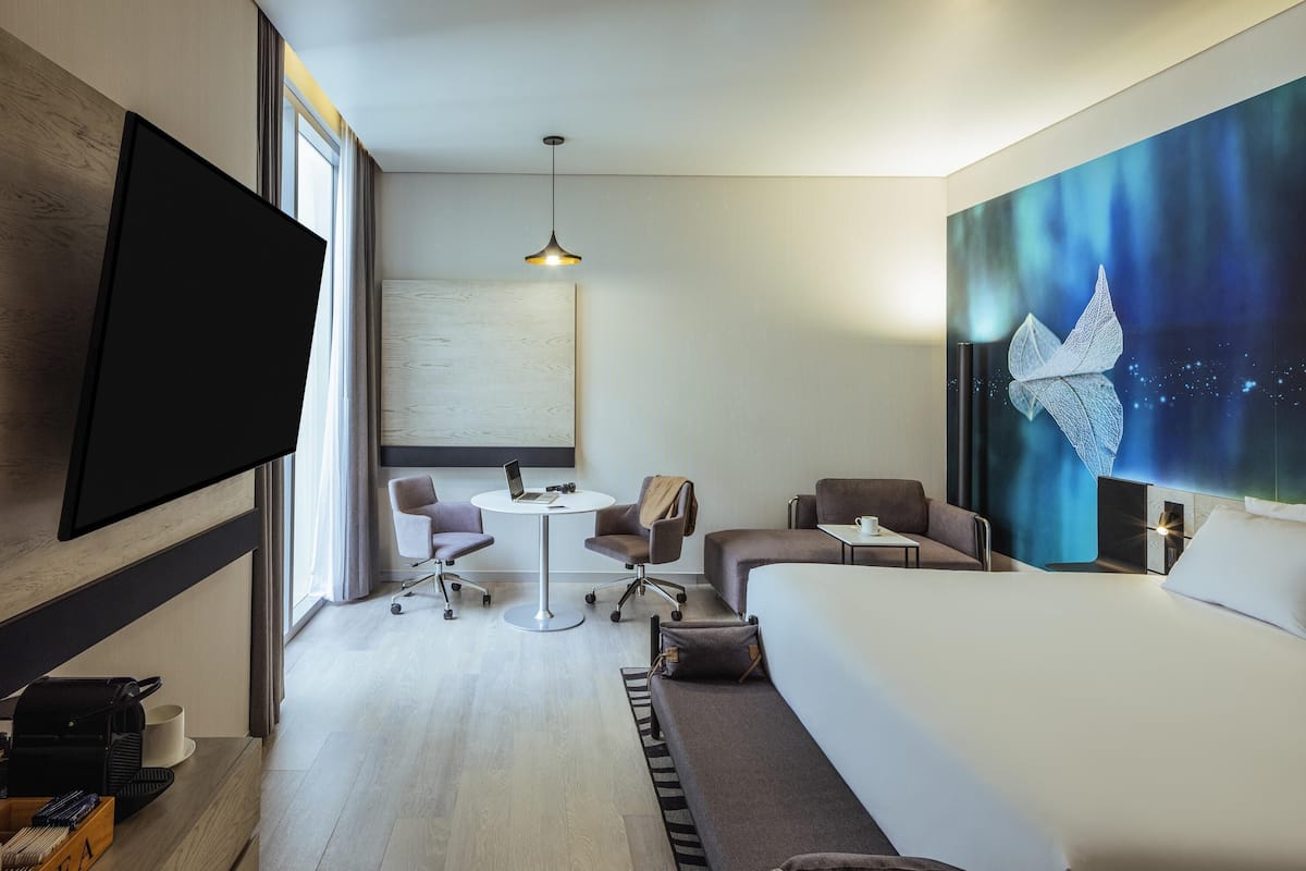Executive Room, 1 King Bed | Minibar, in-room safe, desk, laptop workspace