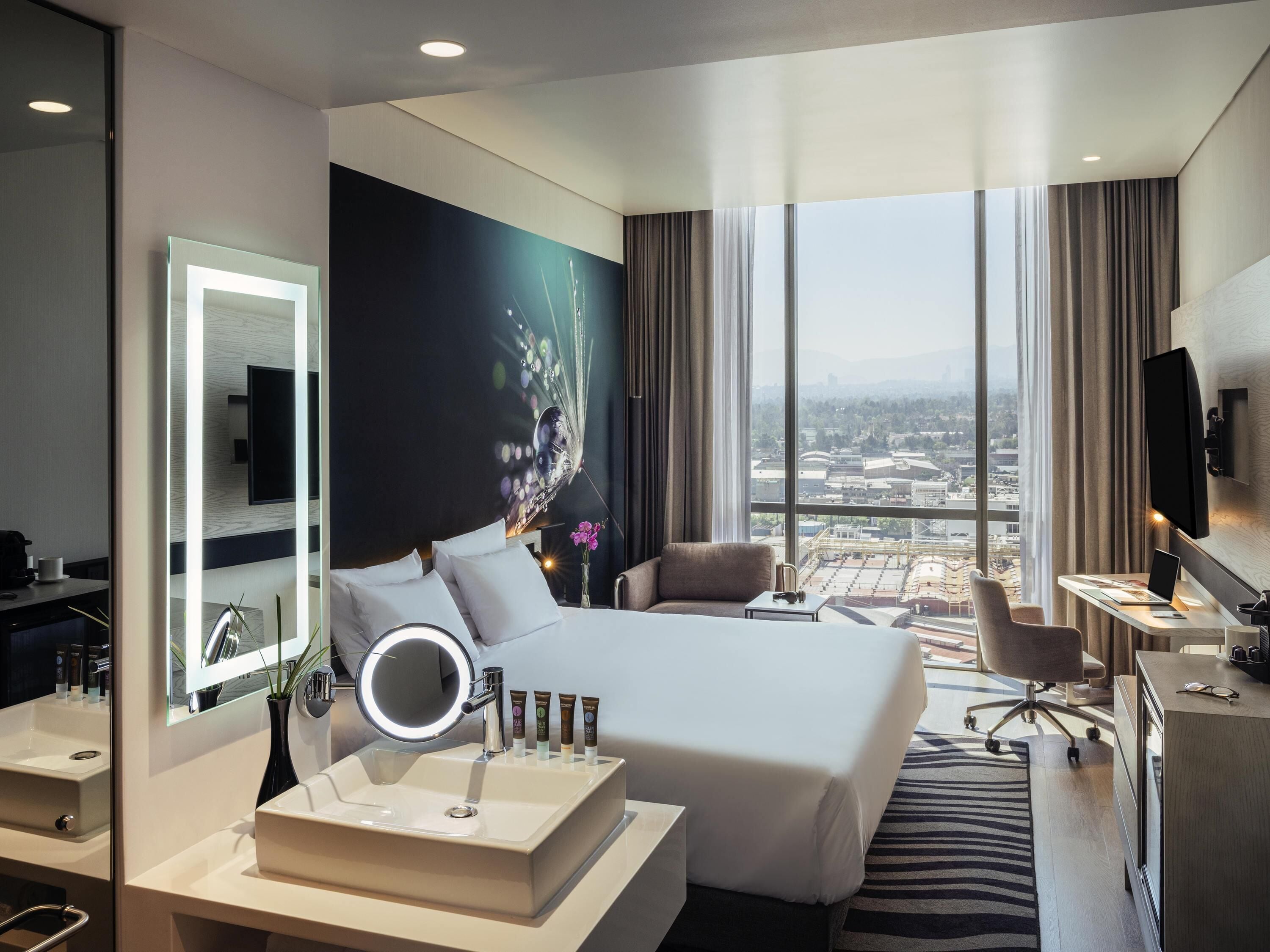 Minibar, caja de seguridad en la habitación y escritorio 