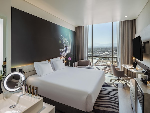 Superior Room, 1 King Bed | Minibar, in-room safe, desk, laptop workspace