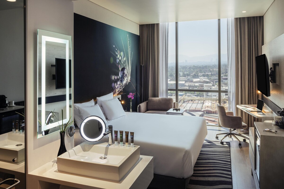 Superior Room, 1 King Bed | Minibar, in-room safe, desk, laptop workspace
