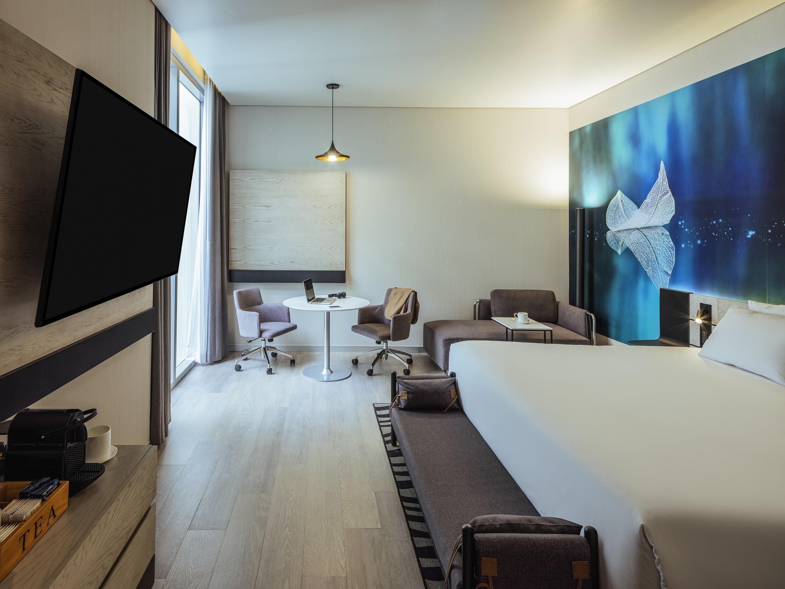 Executive Room, 1 King Bed | Minibar, in-room safe, desk, laptop workspace