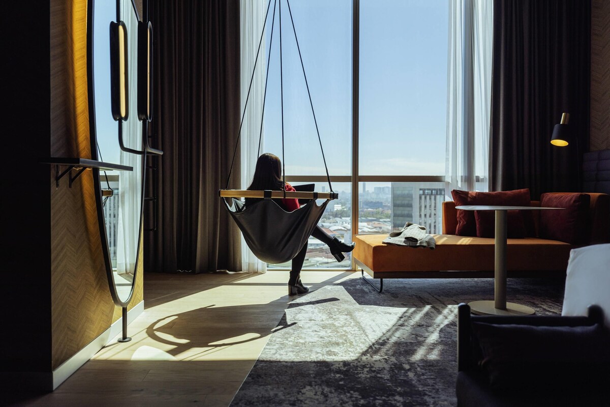 Superior Room, 1 King Bed | Minibar, in-room safe, desk, laptop workspace