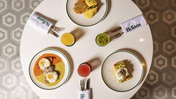 Café da manhã com buffet todos os dias mediante uma taxa