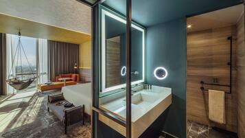 Suite superior, 1 cama King size | 1 habitación, minibar, caja de seguridad en la habitación y escritorio