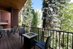 Outdoor dining - Luxury Townhome - Views - Ski in/Out - End Unit - Fire Pit (Durango)