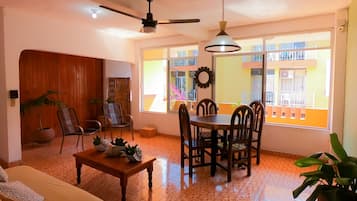 Quarto família, várias camas | Área de estar | Smart TV 32 polegadas com canais digitais, TV